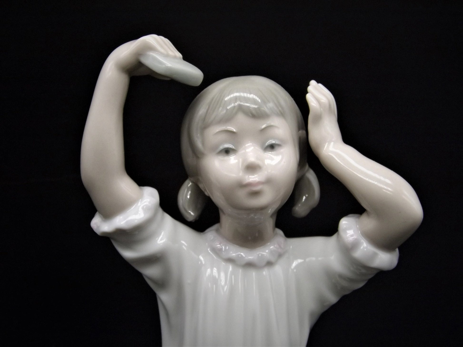 Vintage Lladro Figurine: Girl Shampooing Hair #1148