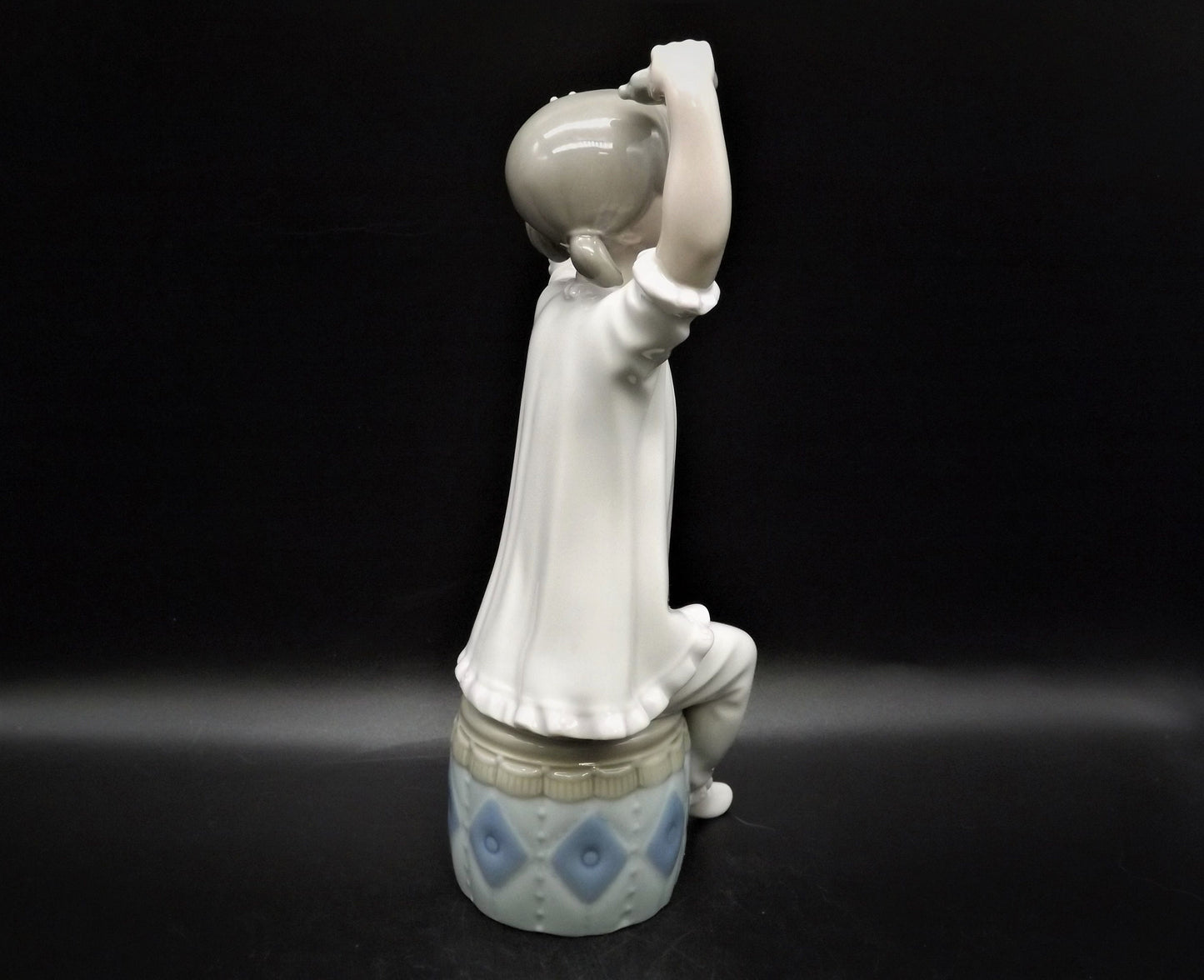 Vintage Lladro Figurine: Girl Shampooing Hair #1148