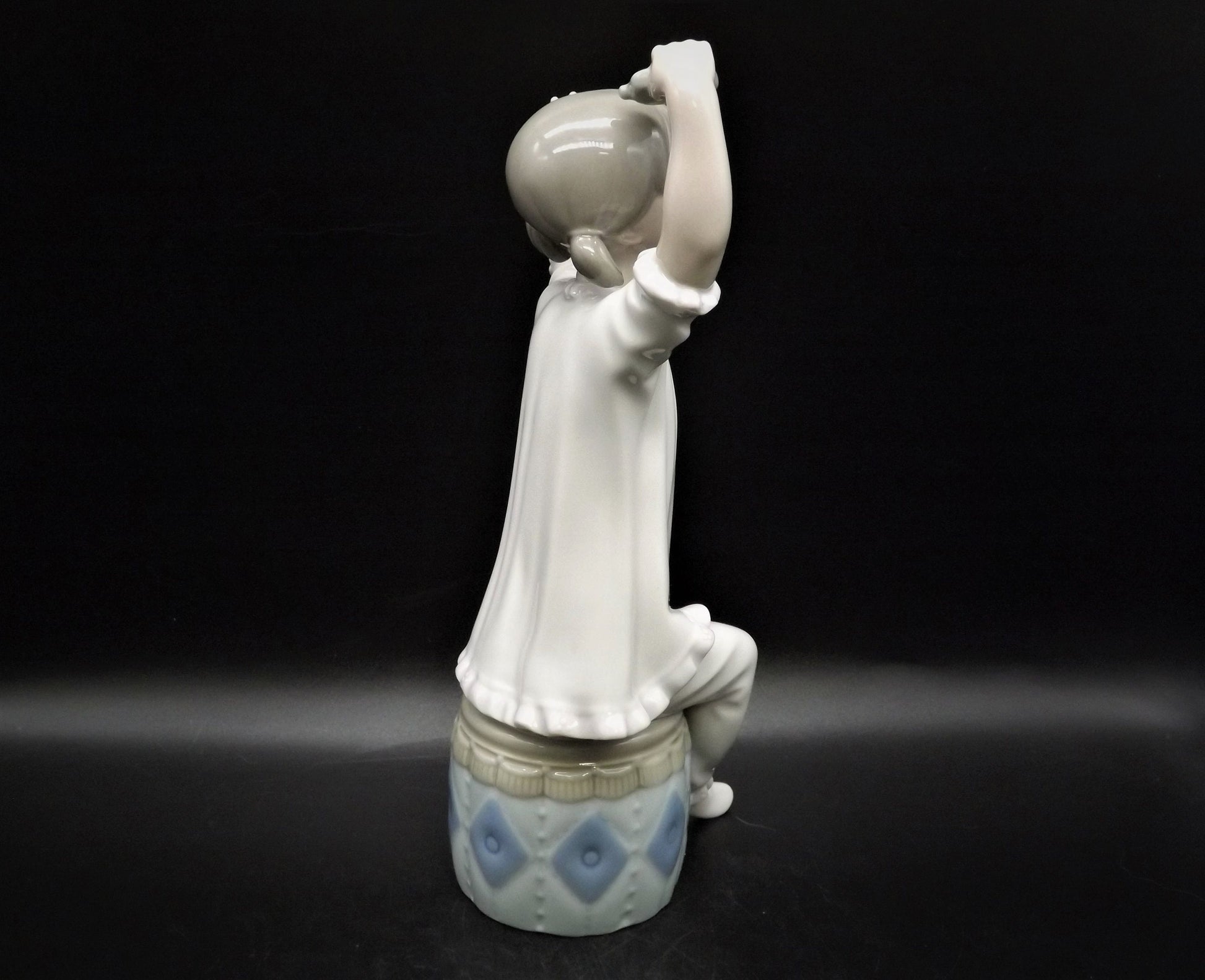 Vintage Lladro Figurine: Girl Shampooing Hair #1148
