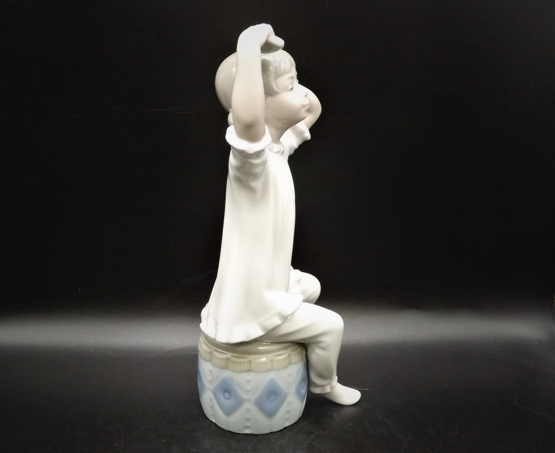 Vintage Lladro Figurine: Girl Shampooing Hair #1148