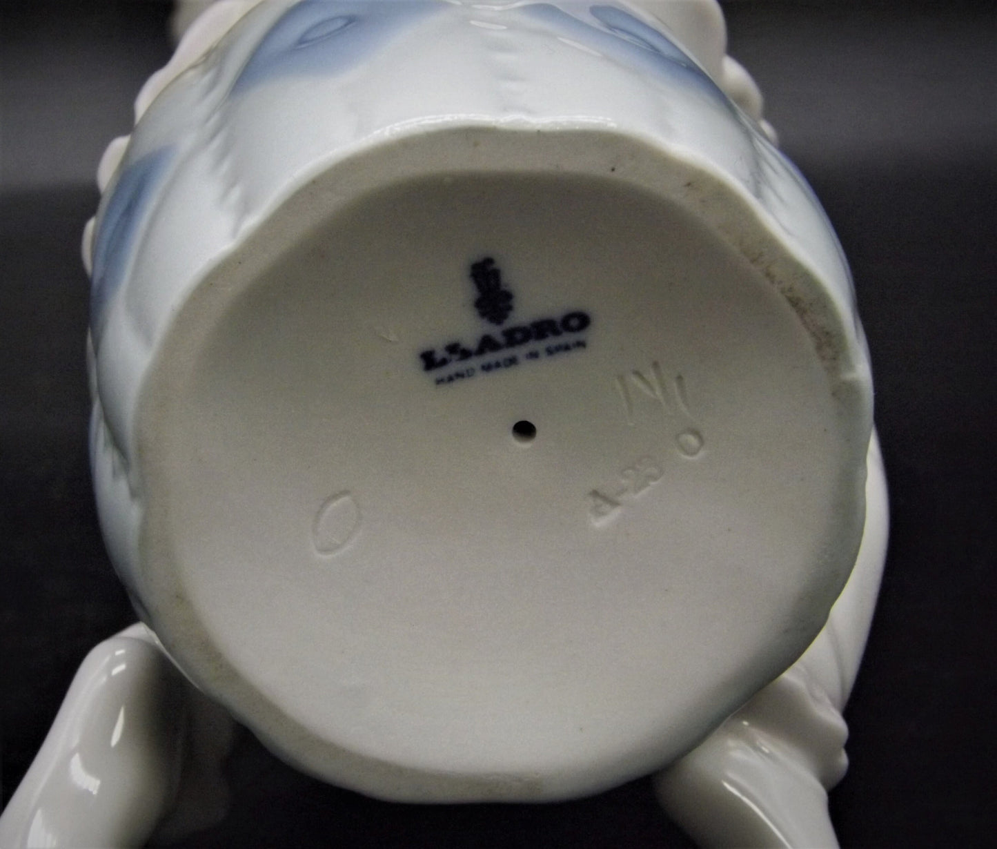 Vintage Lladro Figurine: Girl Shampooing Hair #1148