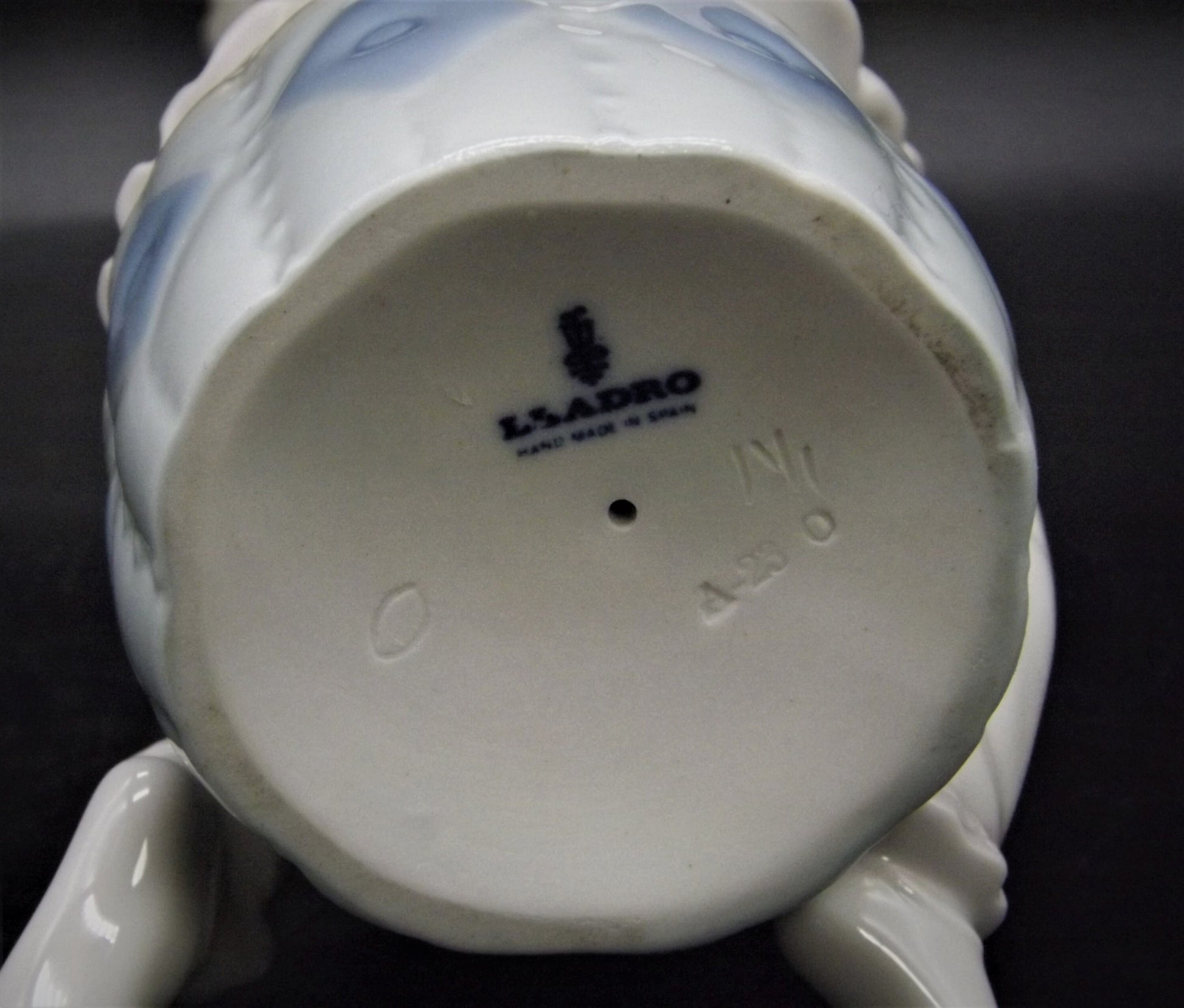 Vintage Lladro Figurine: Girl Shampooing Hair #1148