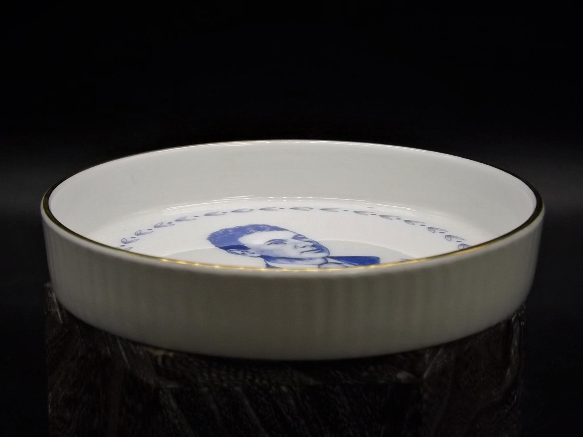 Rare Royal Doulton silhouette of Michael Doulton on a trinket dish or ash tray. Hand signed and dated 1988, complete with box. Excellent