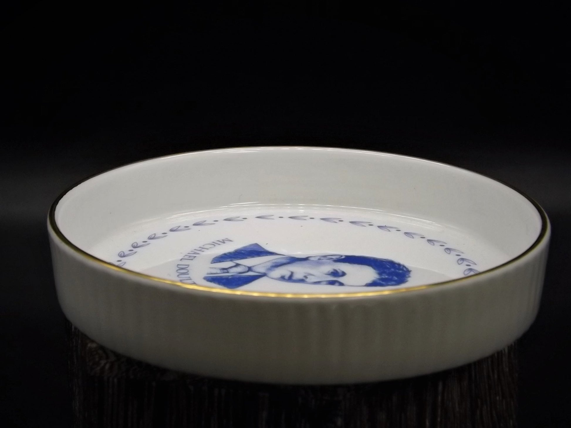 Rare Royal Doulton silhouette of Michael Doulton on a trinket dish or ash tray. Hand signed and dated 1988, complete with box. Excellent