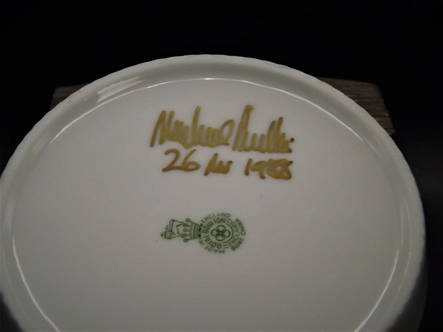 Rare Royal Doulton silhouette of Michael Doulton on a trinket dish or ash tray. Hand signed and dated 1988, complete with box. Excellent