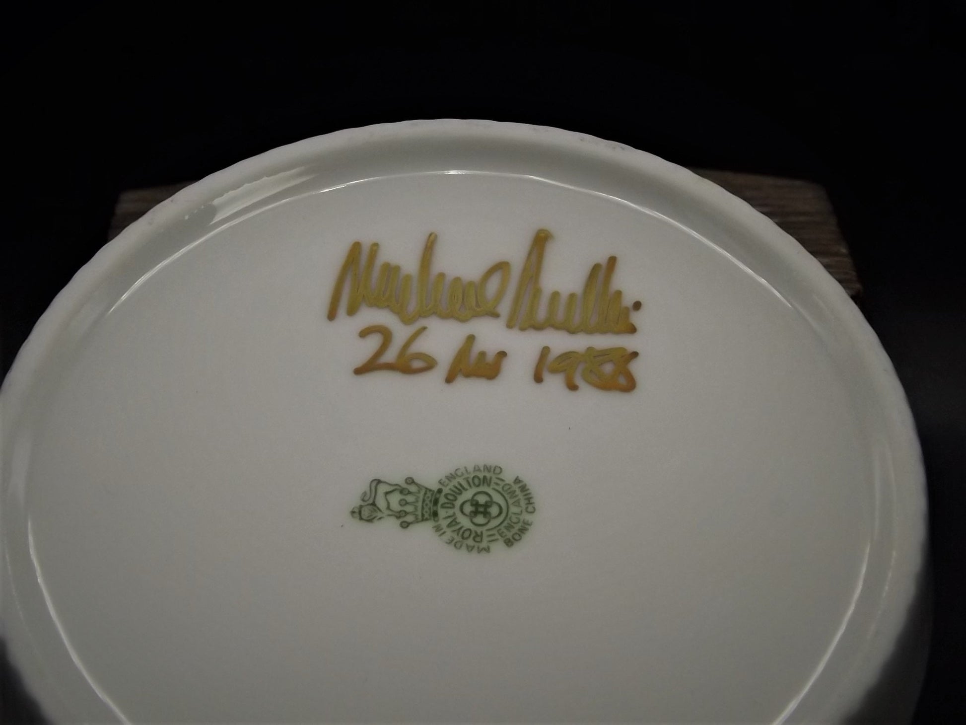 Rare Royal Doulton silhouette of Michael Doulton on a trinket dish or ash tray. Hand signed and dated 1988, complete with box. Excellent