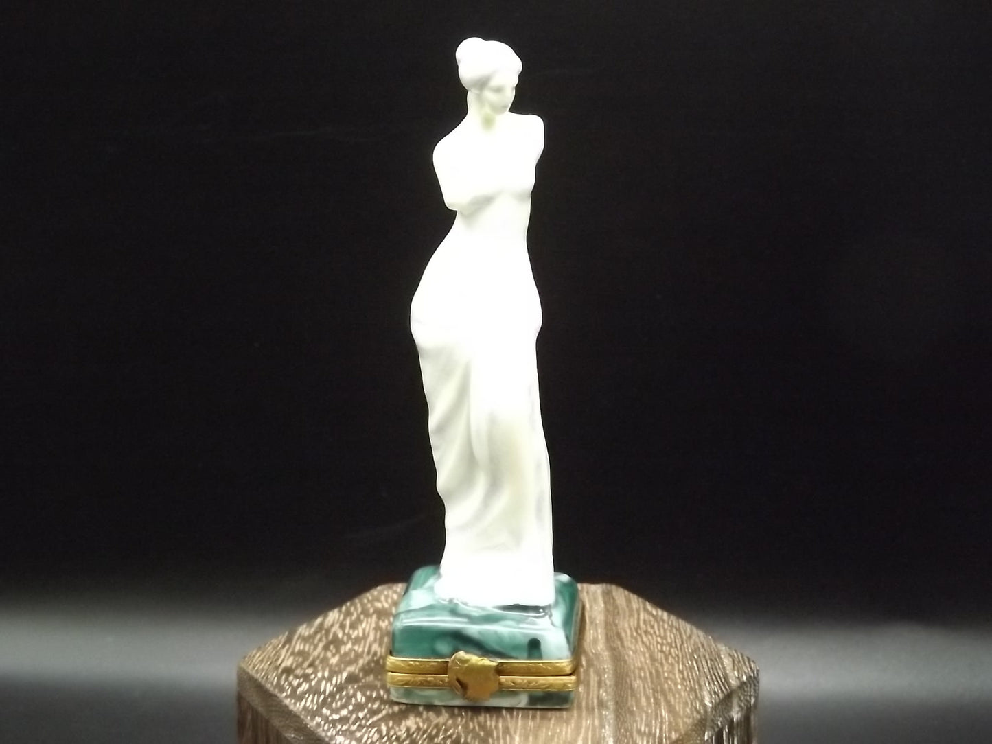 Vintage Limoges Alexandros, a sculptor of Antioch "Venus De Milo" Porcelain Box Limited #213/750. Very Rare and in excellent condition.