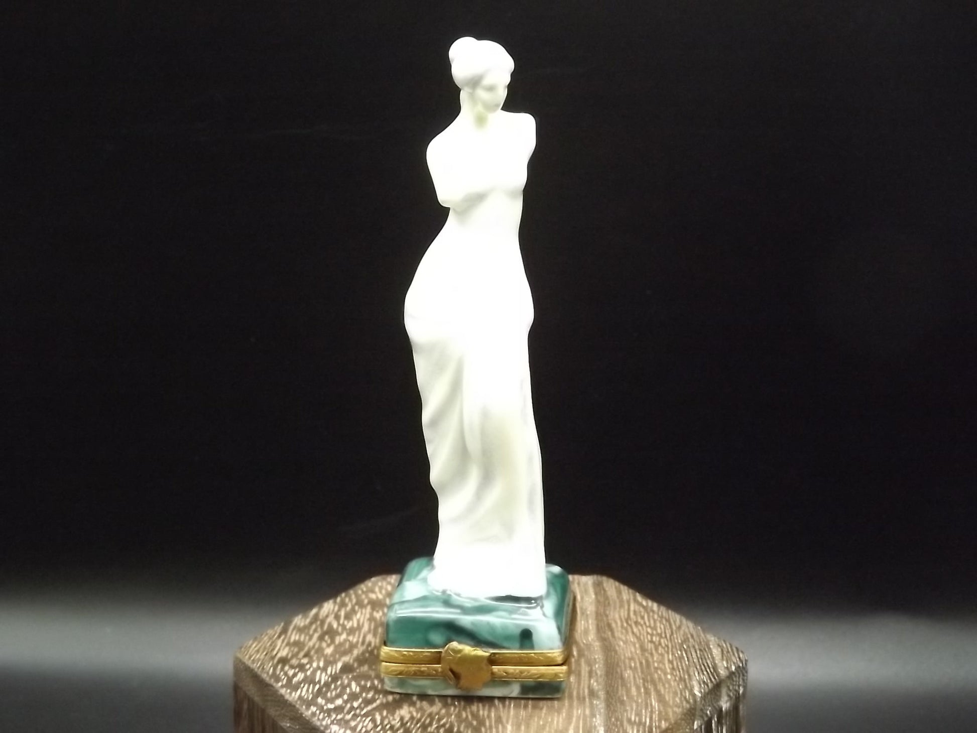 Vintage Limoges Alexandros, a sculptor of Antioch "Venus De Milo" Porcelain Box Limited #213/750. Very Rare and in excellent condition.
