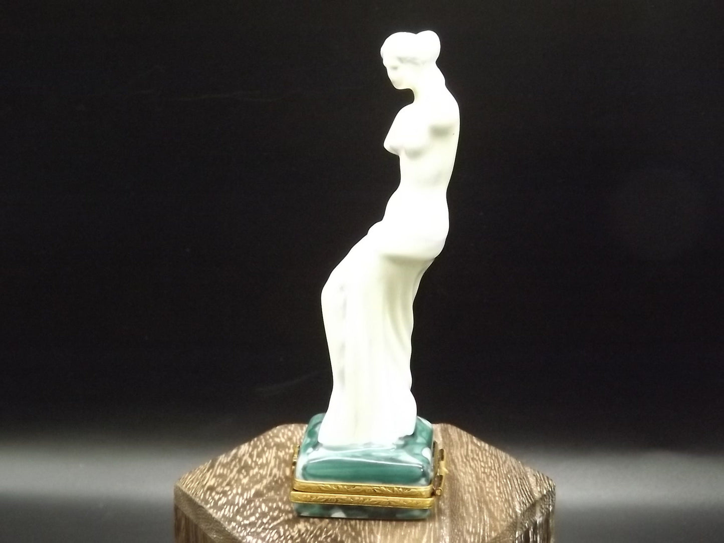 Vintage Limoges Alexandros, a sculptor of Antioch "Venus De Milo" Porcelain Box Limited #213/750. Very Rare and in excellent condition.