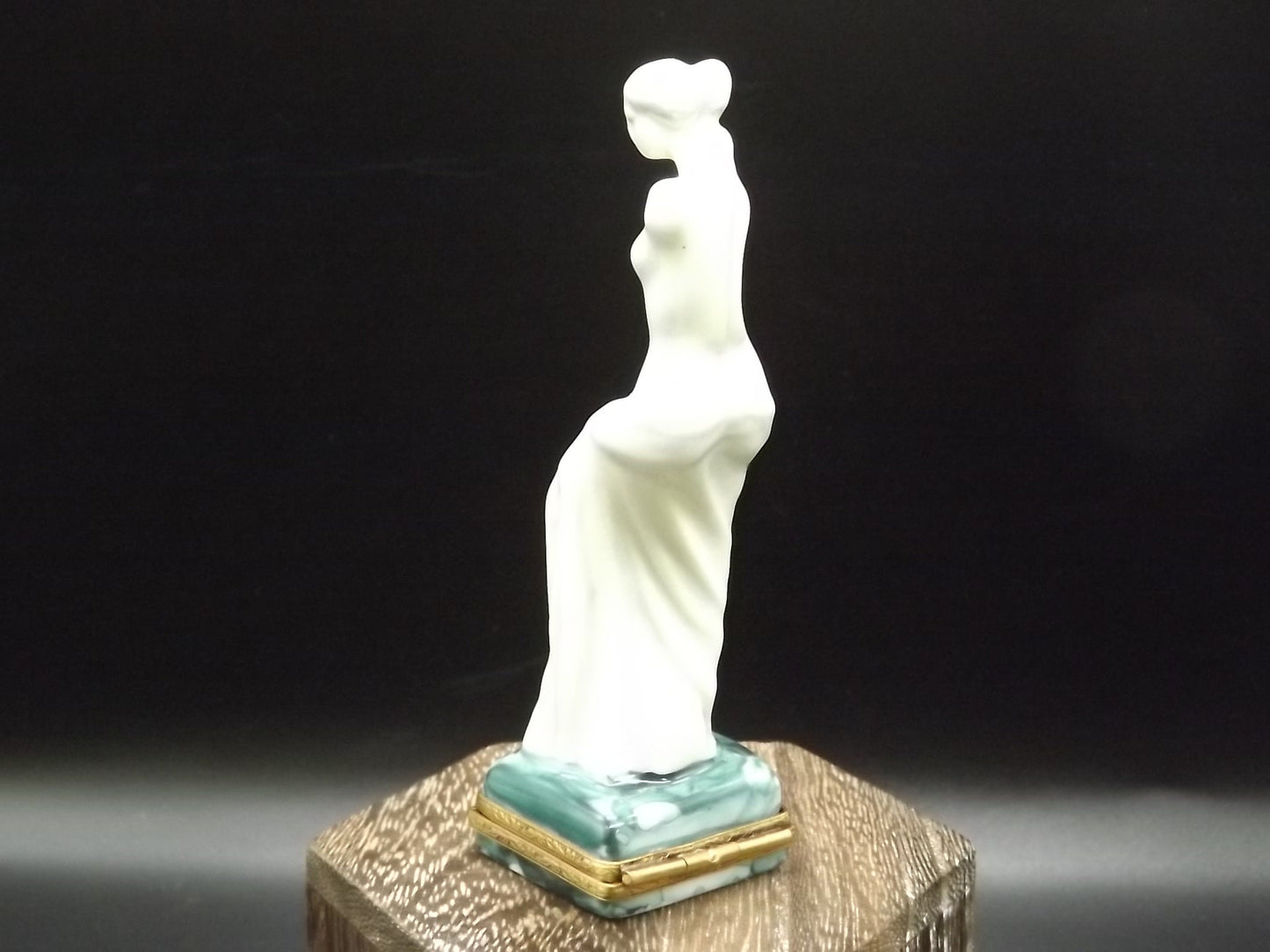 Vintage Limoges Alexandros, a sculptor of Antioch "Venus De Milo" Porcelain Box Limited #213/750. Very Rare and in excellent condition.