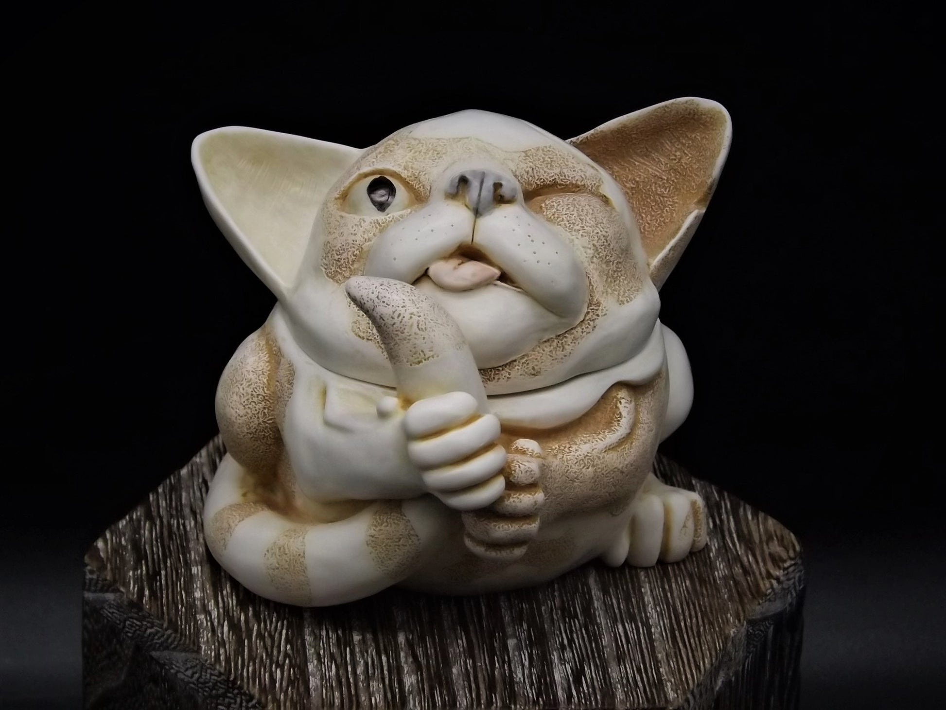 Closeout Sale! Retired 1999 Harmony Kingdom "Alley Cat's Meow" piece Excellent condition with original box, No damage to ear!