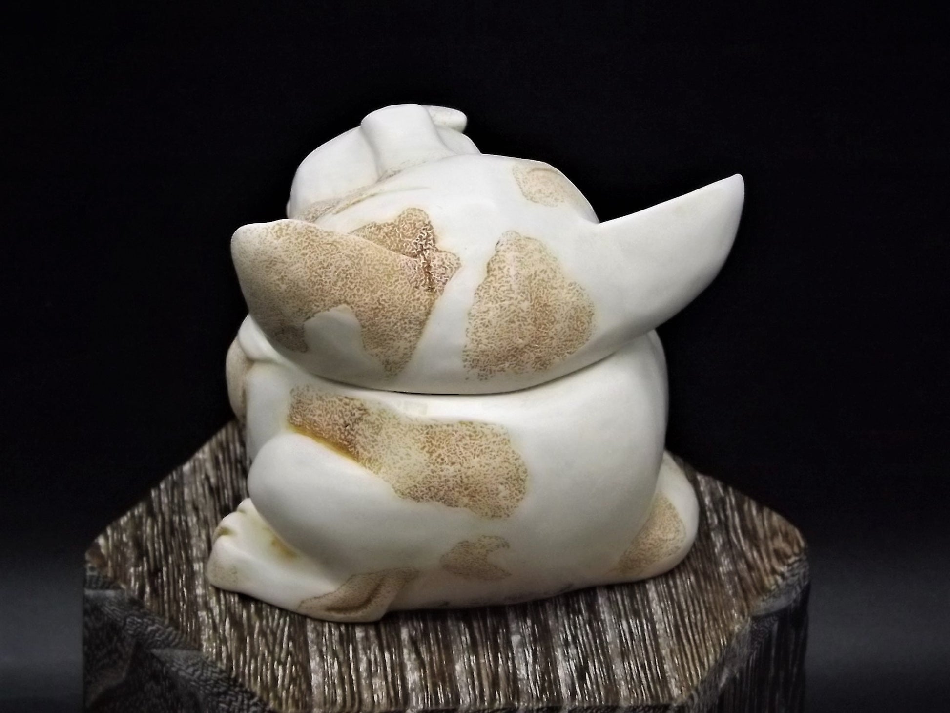 Closeout Sale! Retired 1999 Harmony Kingdom "Alley Cat's Meow" piece Excellent condition with original box, No damage to ear!