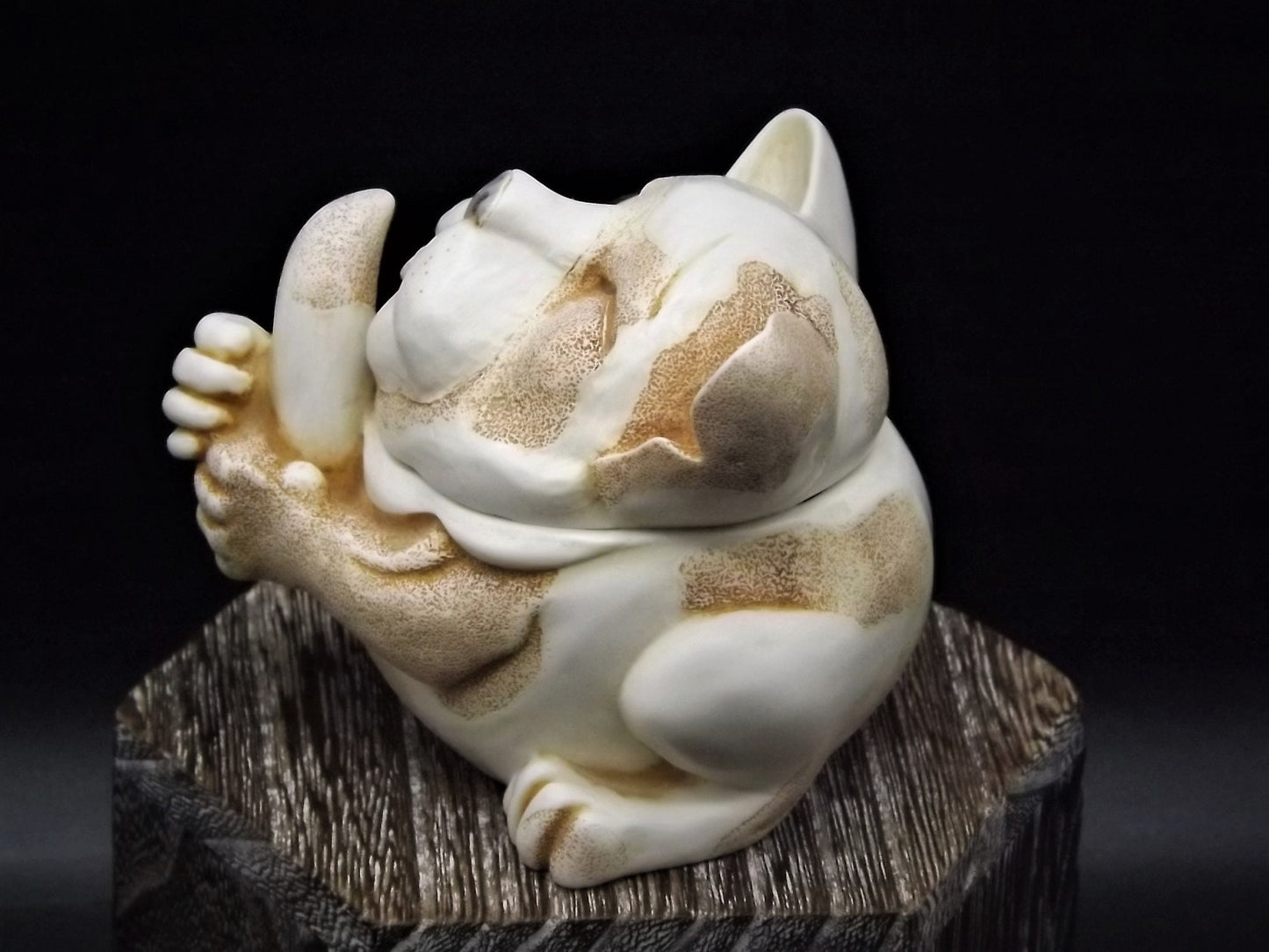 Closeout Sale! Retired 1999 Harmony Kingdom "Alley Cat's Meow" piece Excellent condition with original box, No damage to ear!