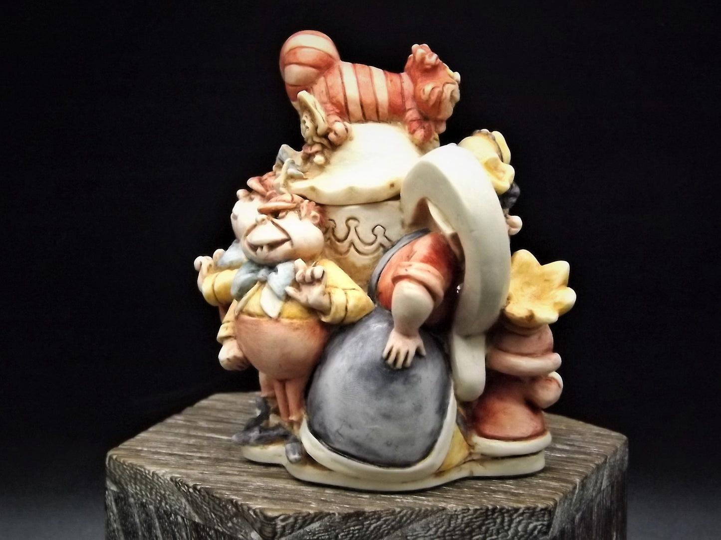 Retired Harmony Kingdom Disney "Alice in Wonderland" piece Excellent condition Limited Edition 1458/1951 with box and COA. Great Condition.