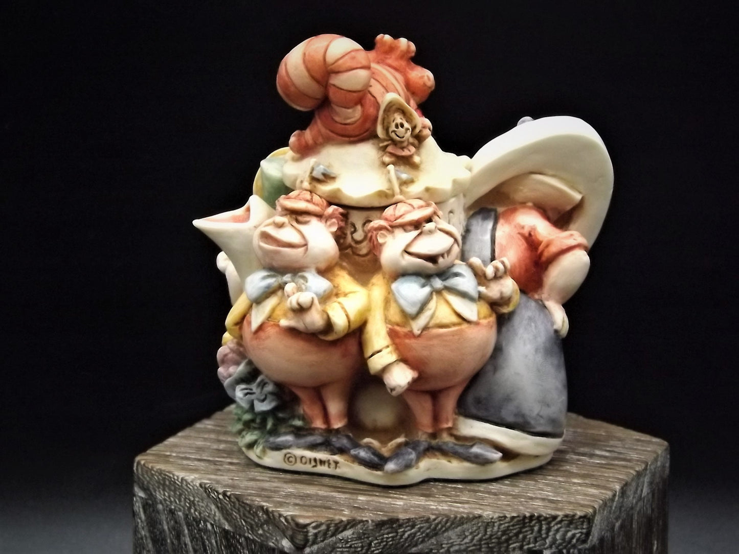 Retired Harmony Kingdom Disney "Alice in Wonderland" piece Excellent condition Limited Edition 1458/1951 with box and COA. Great Condition.