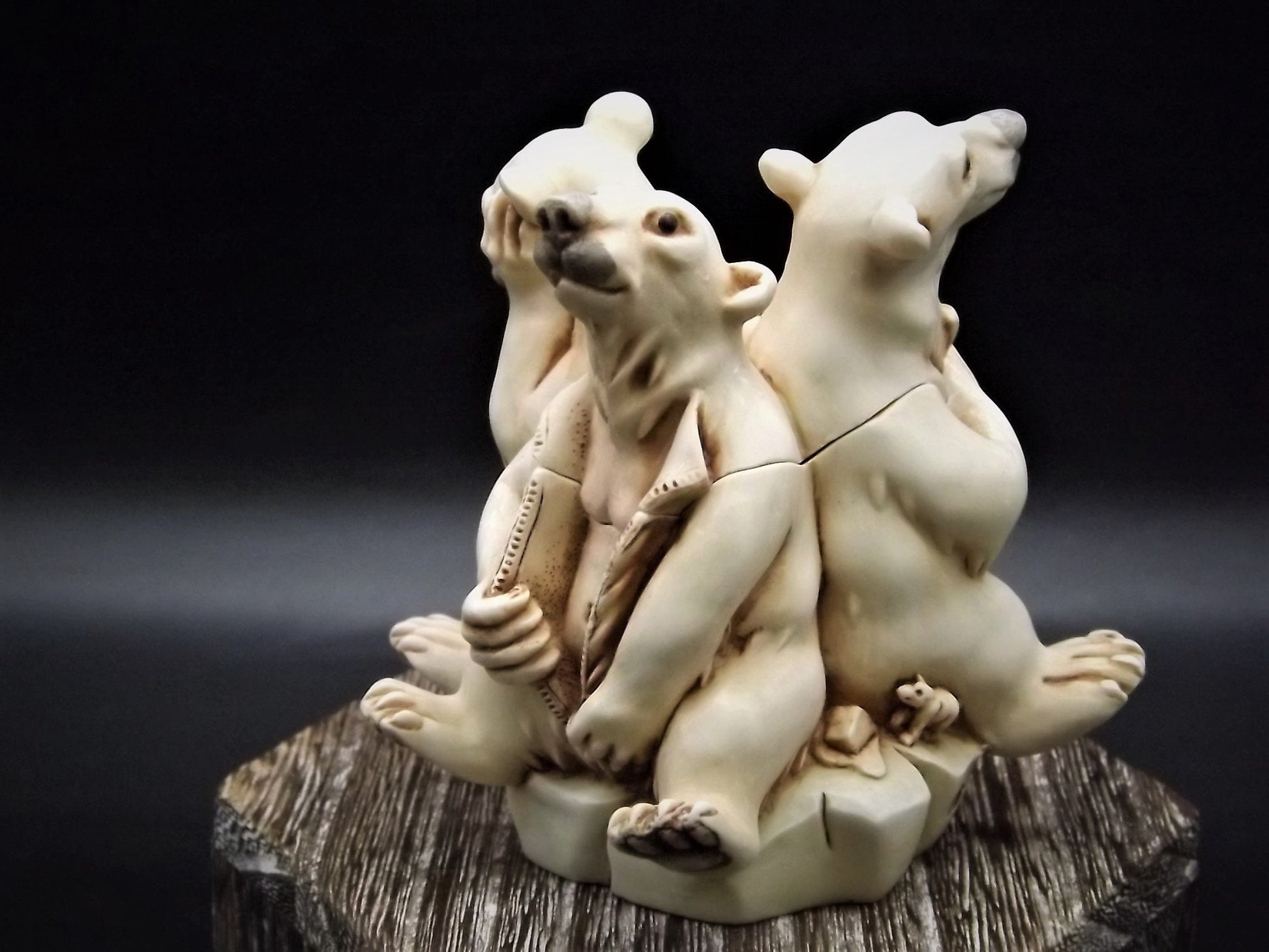 Vintage Harmony Kingdom "Polar Melt" Polar Bears piece Excellent condition with original box and COA. Item RWO8PB Limited Edition 534 pieces