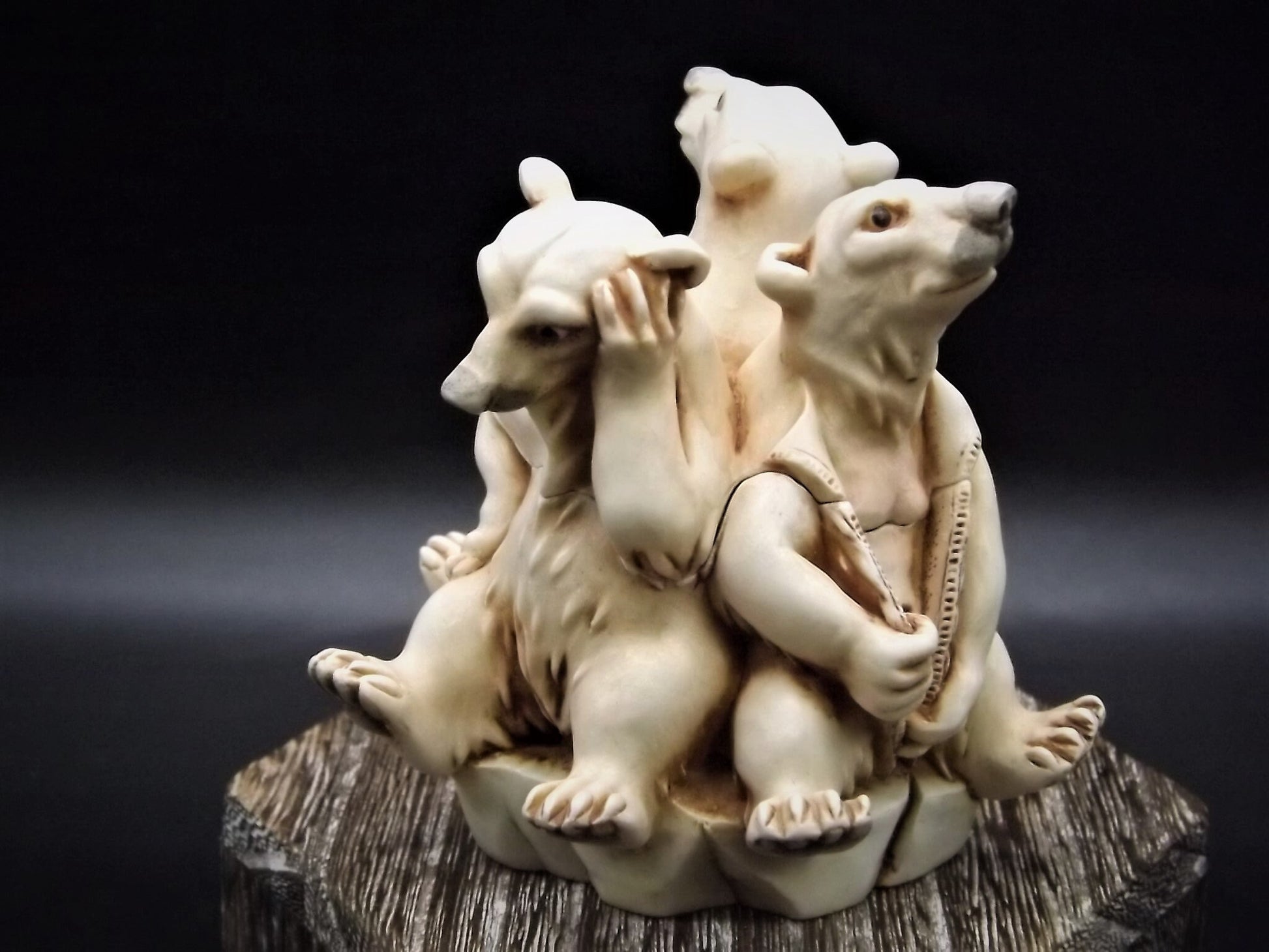 Vintage Harmony Kingdom "Polar Melt" Polar Bears piece Excellent condition with original box and COA. Item RWO8PB Limited Edition 534 pieces