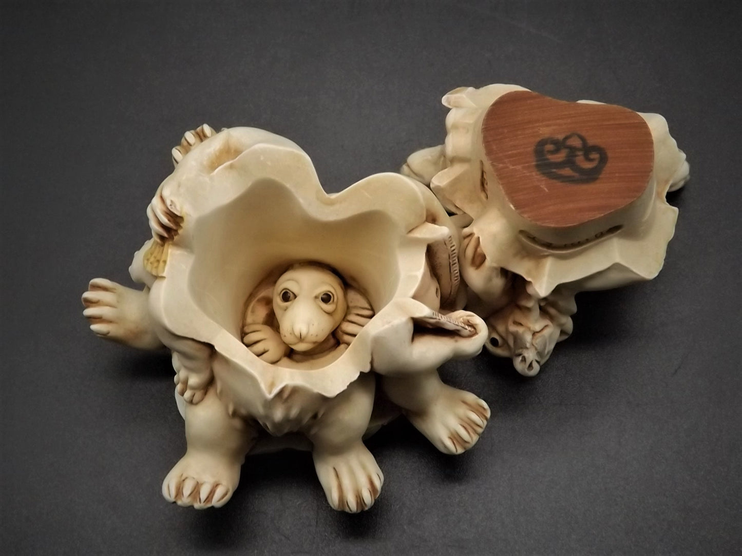 Vintage Harmony Kingdom "Polar Melt" Polar Bears piece Excellent condition with original box and COA. Item RWO8PB Limited Edition 534 pieces