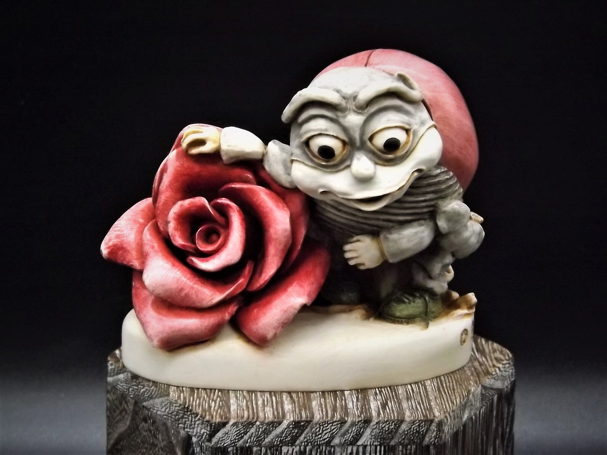 Harmony Kingdom Byron's Lonely Hearts Club Figurine - Retired 2000 (RW99LB) - With Original Box