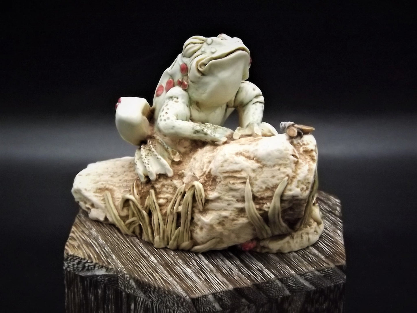 Very Rare Kevin Francis Raymond the Frog Figurine with original box. Limited to only 100 pieces this is #45. Excellent condition!