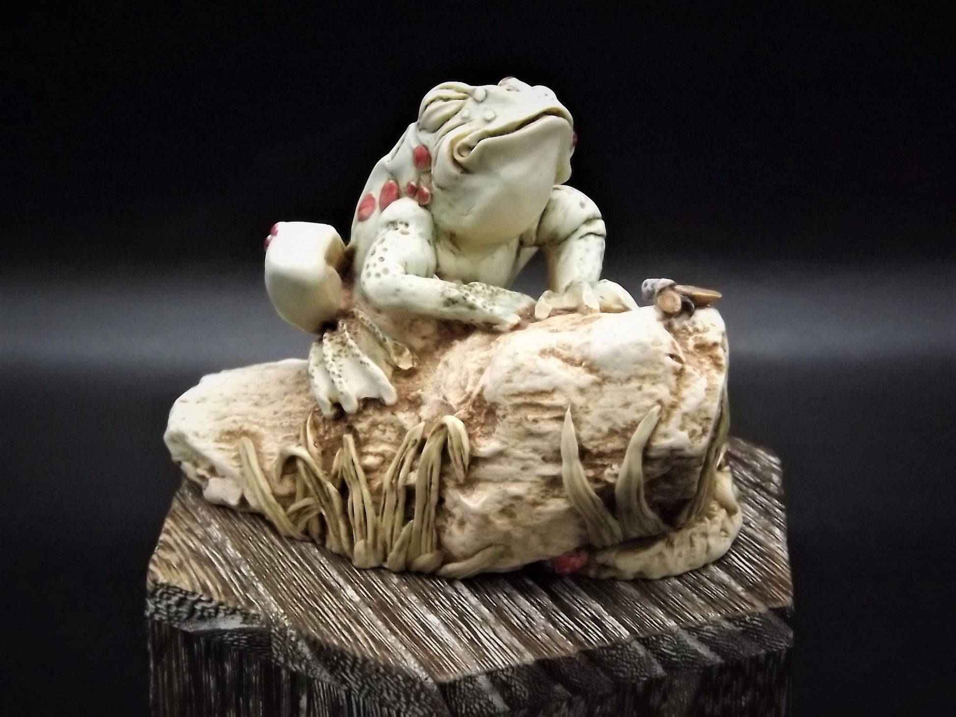 Very Rare Kevin Francis Raymond the Frog Figurine with original box. Limited to only 100 pieces this is #45. Excellent condition!