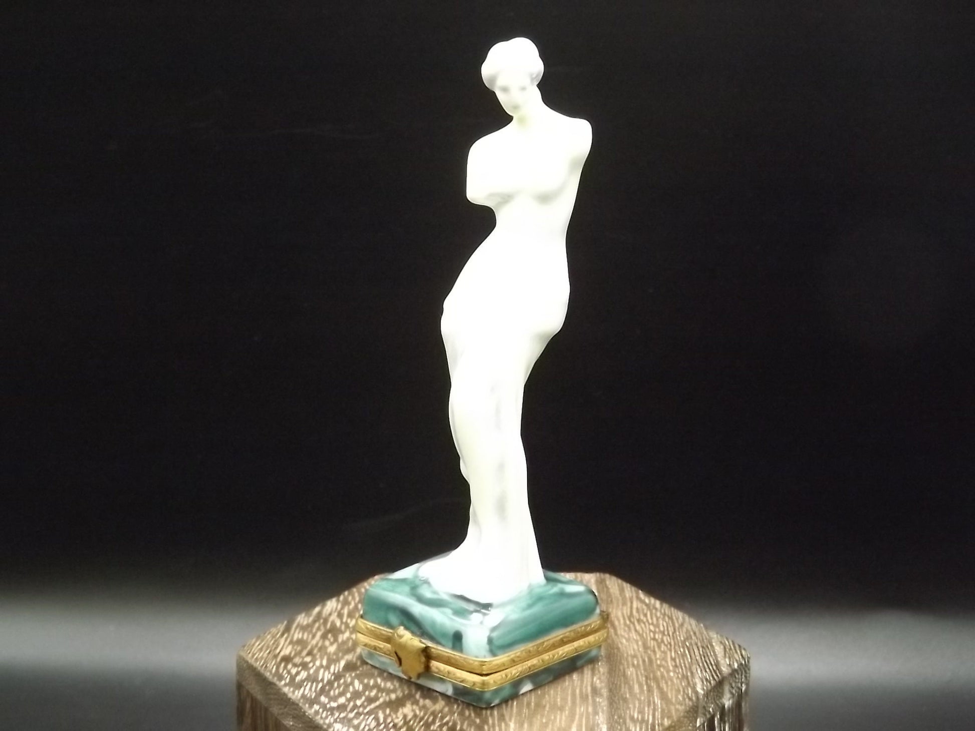 Vintage Limoges Alexandros, a sculptor of Antioch "Venus De Milo" Porcelain Box Limited #213/750. Very Rare and in excellent condition.