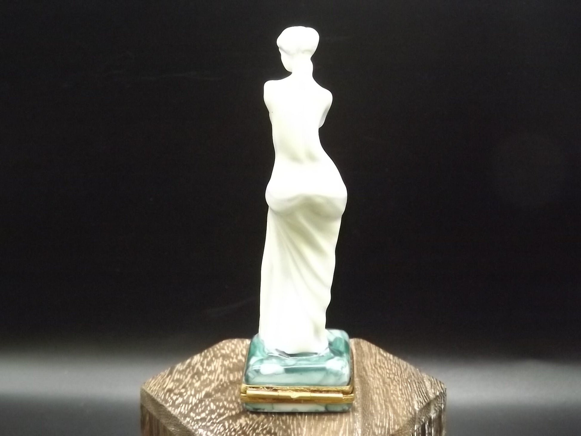 Vintage Limoges Alexandros, a sculptor of Antioch "Venus De Milo" Porcelain Box Limited #213/750. Very Rare and in excellent condition.
