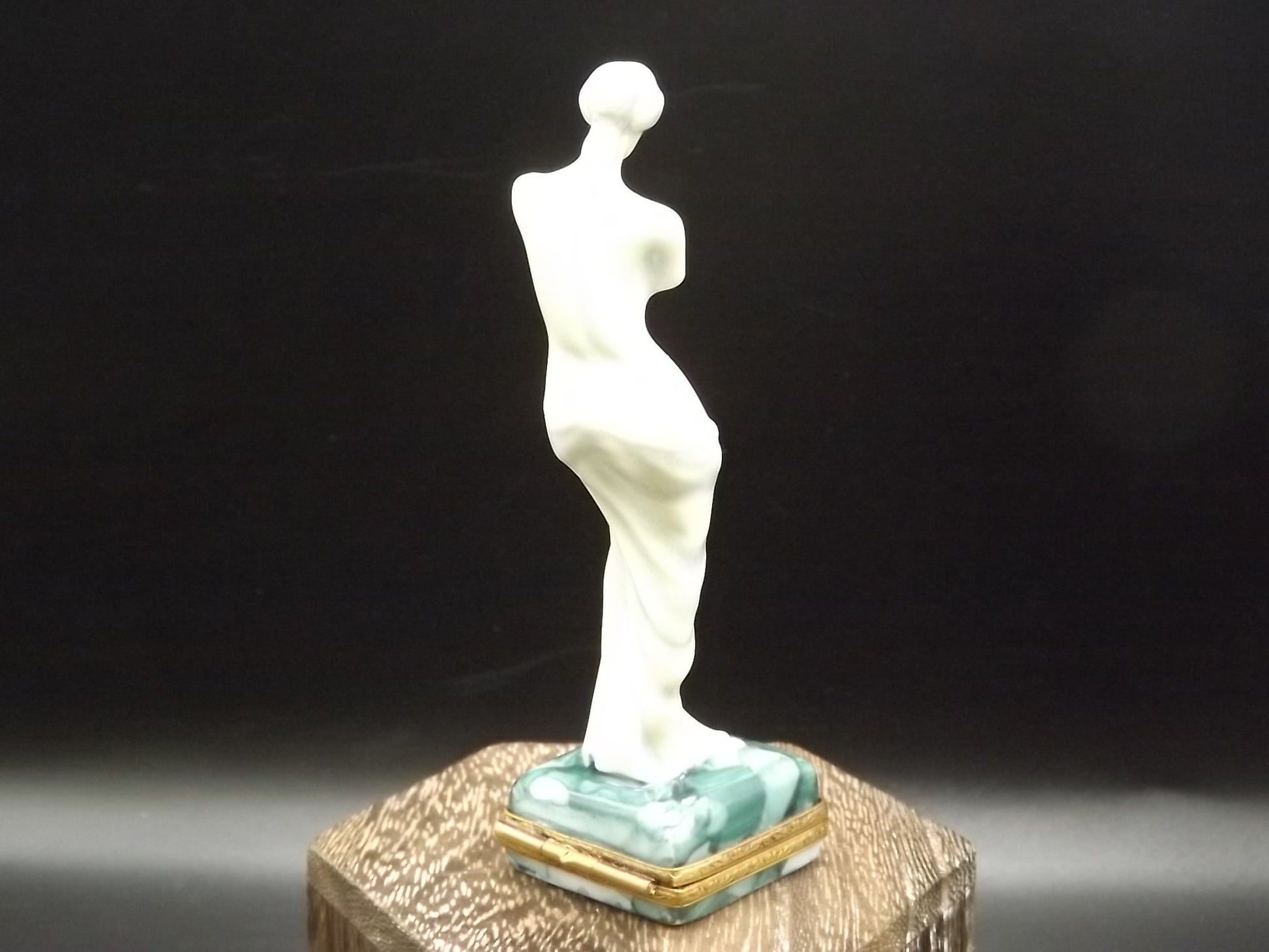 Vintage Limoges Alexandros, a sculptor of Antioch "Venus De Milo" Porcelain Box Limited #213/750. Very Rare and in excellent condition.