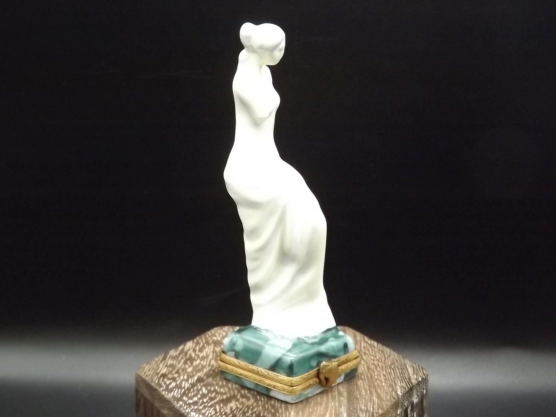 Vintage Limoges Alexandros, a sculptor of Antioch "Venus De Milo" Porcelain Box Limited #213/750. Very Rare and in excellent condition.