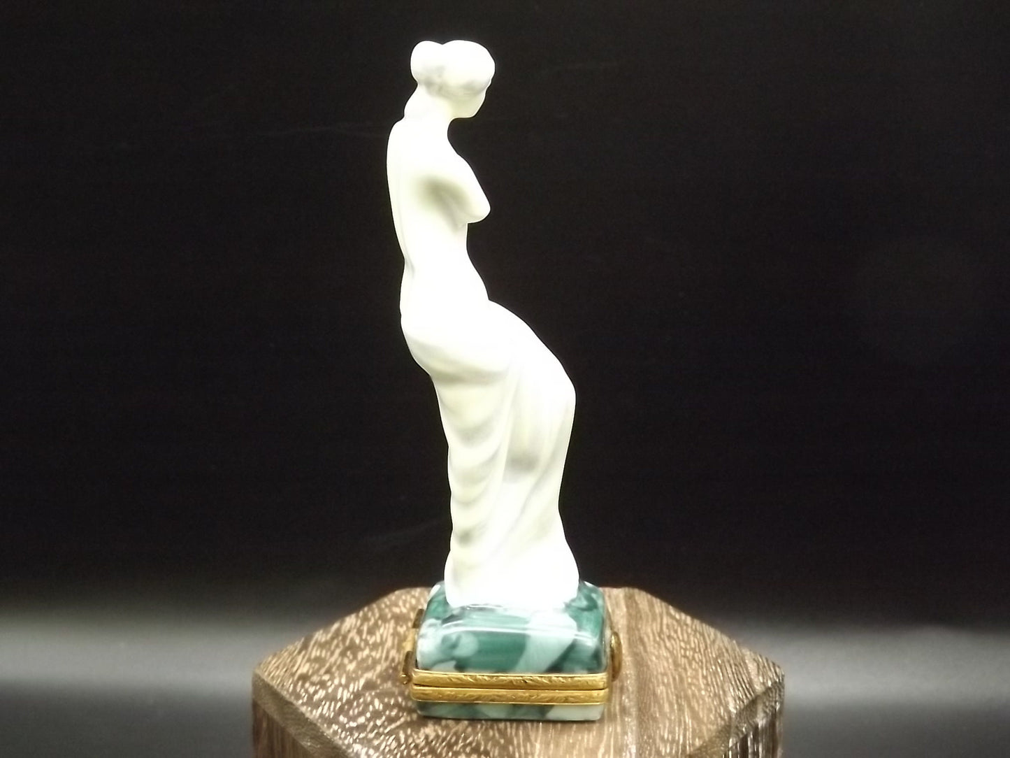Vintage Limoges Alexandros, a sculptor of Antioch "Venus De Milo" Porcelain Box Limited #213/750. Very Rare and in excellent condition.