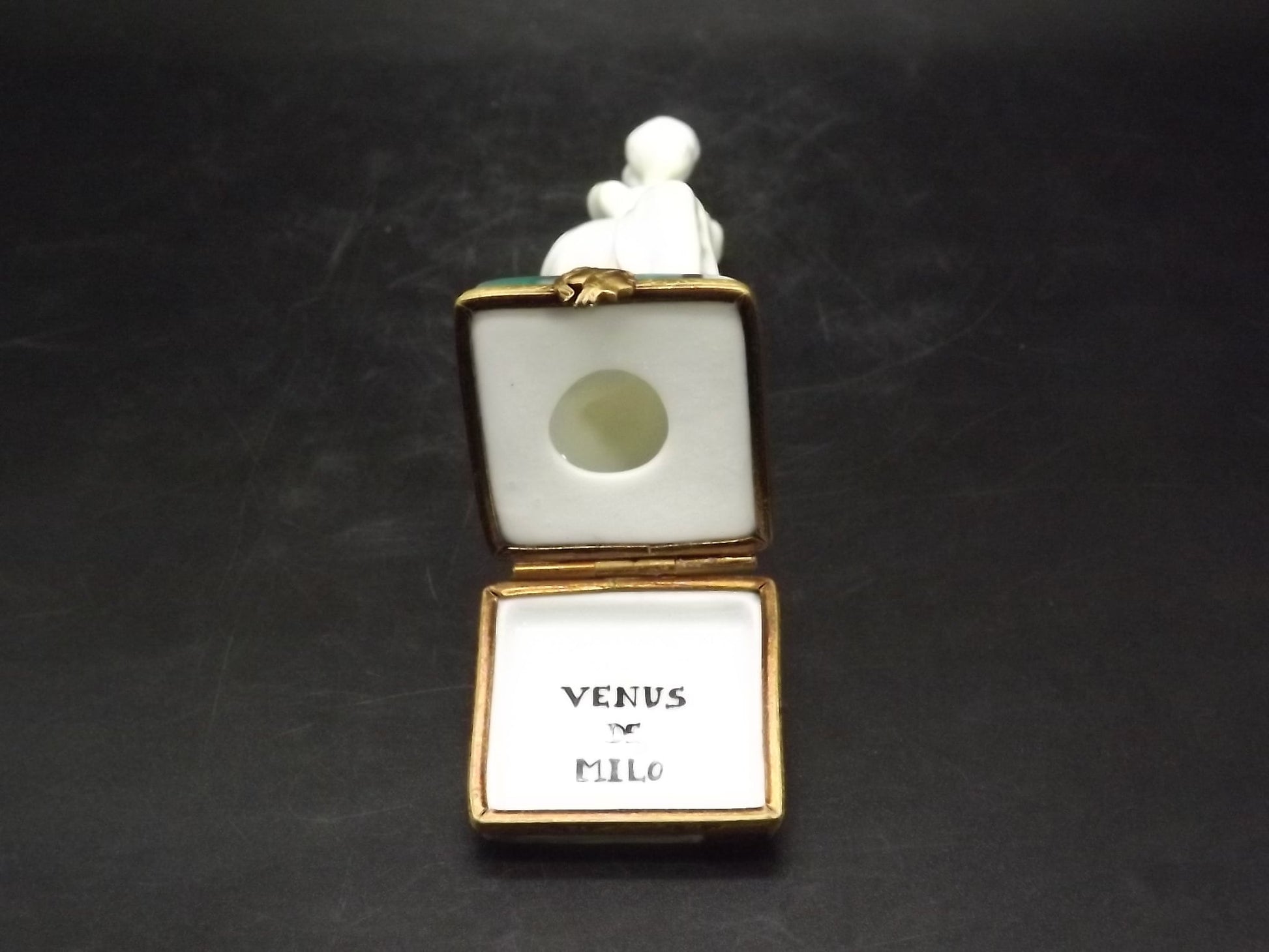 Vintage Limoges Alexandros, a sculptor of Antioch "Venus De Milo" Porcelain Box Limited #213/750. Very Rare and in excellent condition.