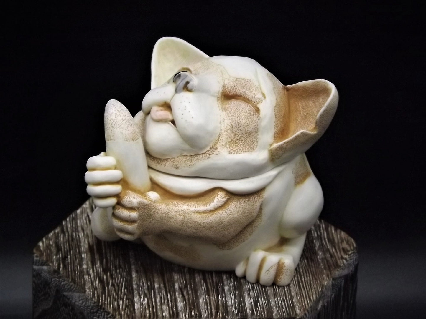 Closeout Sale! Retired 1999 Harmony Kingdom "Alley Cat's Meow" piece Excellent condition with original box, No damage to ear!