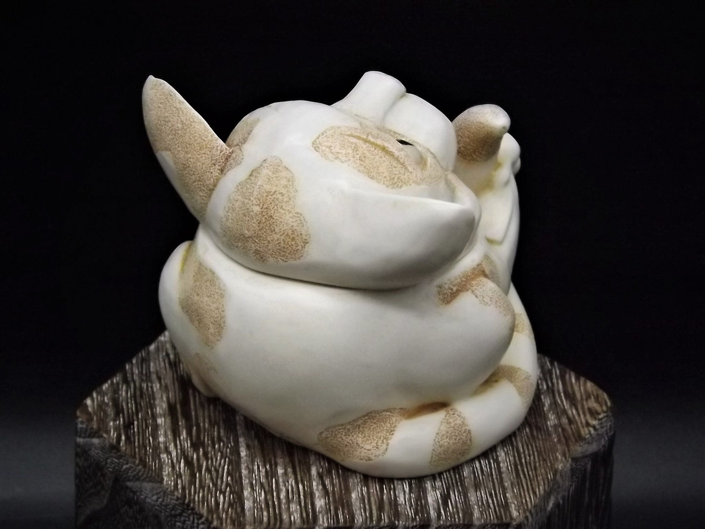 Closeout Sale! Retired 1999 Harmony Kingdom "Alley Cat's Meow" piece Excellent condition with original box, No damage to ear!