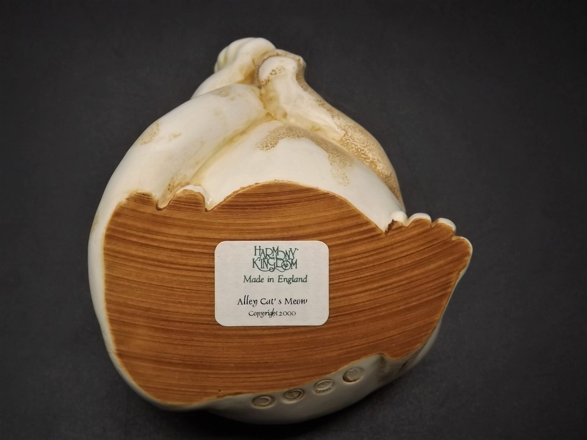 Closeout Sale! Retired 1999 Harmony Kingdom "Alley Cat's Meow" piece Excellent condition with original box, No damage to ear!