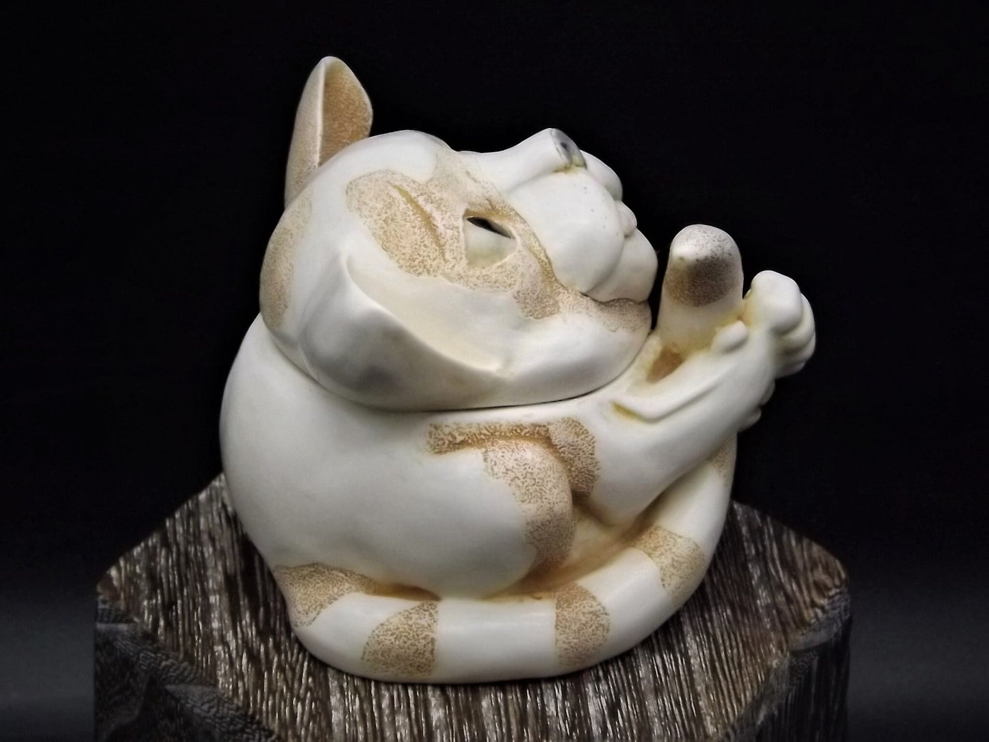 Closeout Sale! Retired 1999 Harmony Kingdom "Alley Cat's Meow" piece Excellent condition with original box, No damage to ear!