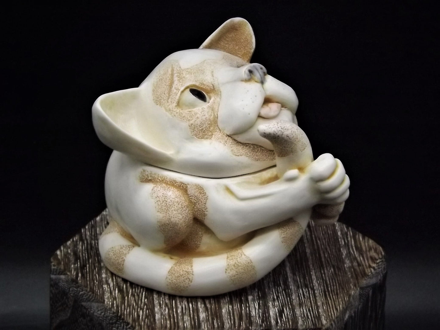 Closeout Sale! Retired 1999 Harmony Kingdom "Alley Cat's Meow" piece Excellent condition with original box, No damage to ear!