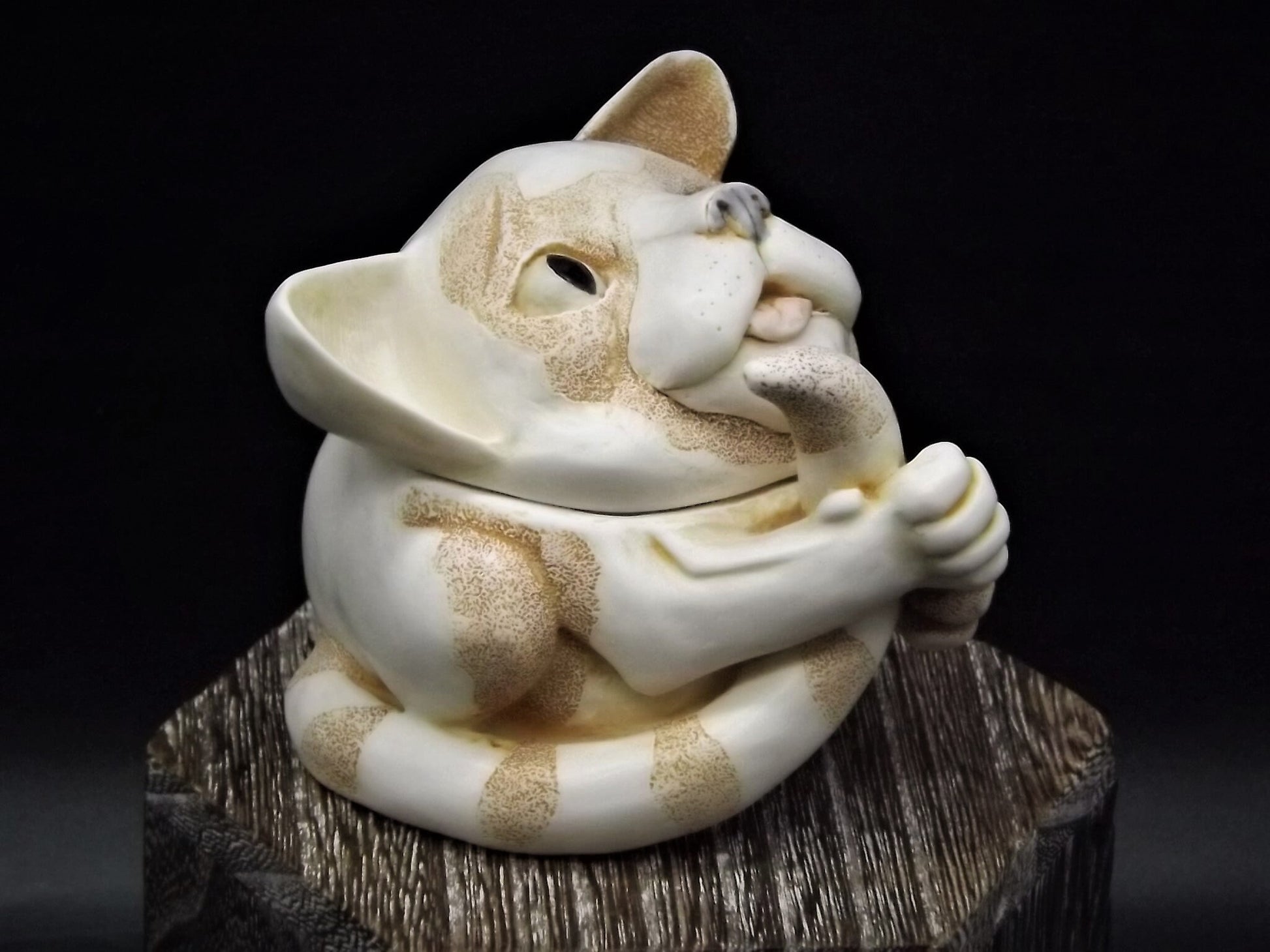 Closeout Sale! Retired 1999 Harmony Kingdom "Alley Cat's Meow" piece Excellent condition with original box, No damage to ear!