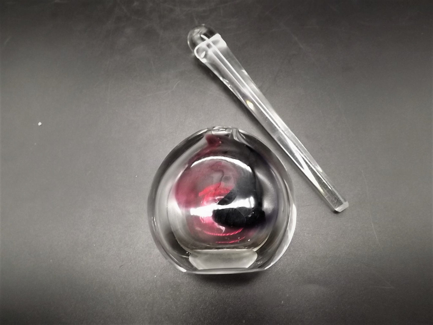 Vintage May of 1992 art glass perfume bottle made by Lisa R. Rowe. This piece is in excellent condition and is signed by the artist!