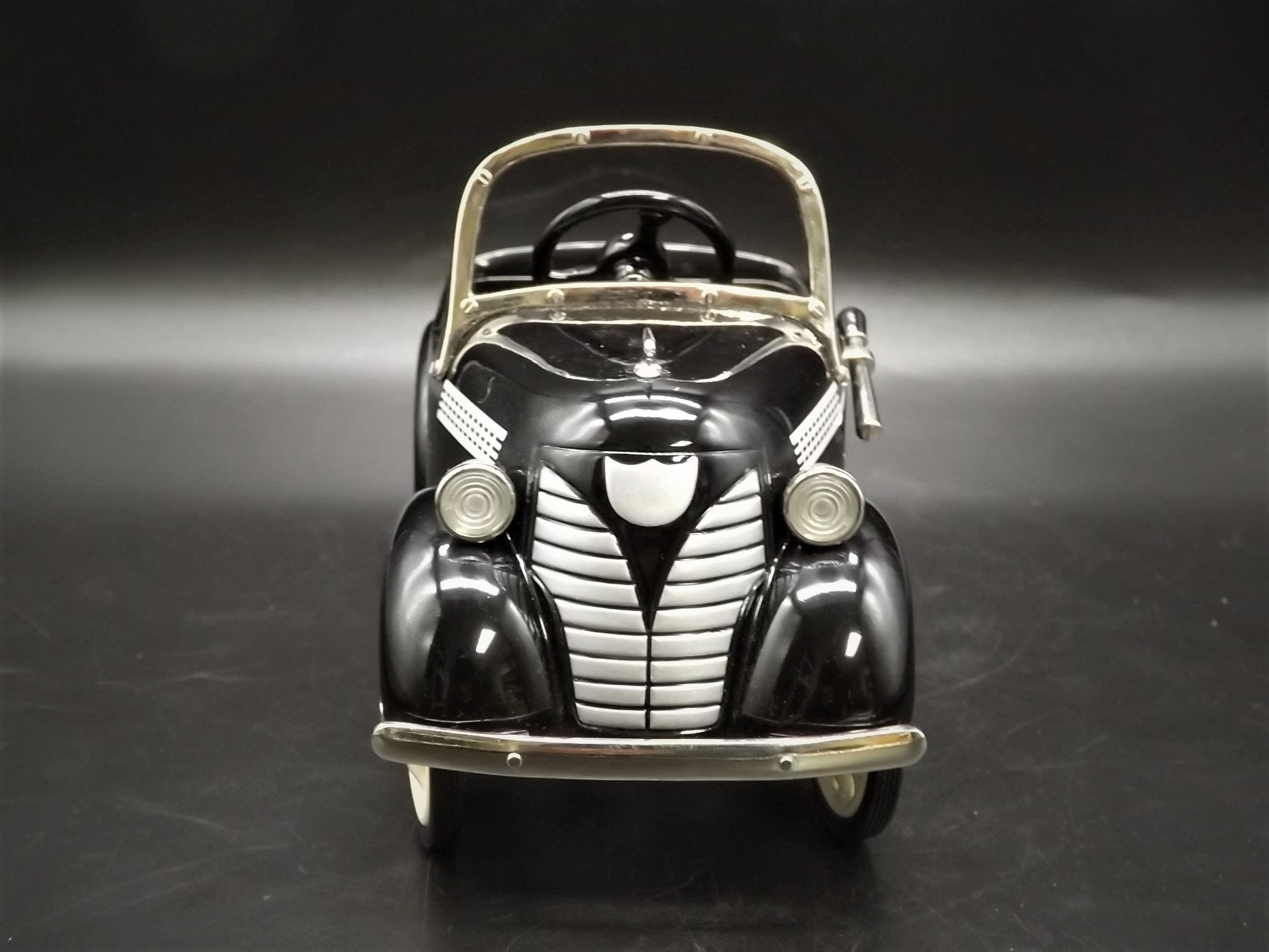 Sale! Vintage 1996 Hallmark Kiddie Car Classics 1937 Garten Ford Luxury Edition #17/2500 with original box and COA. Signed by Dill Rhodes!