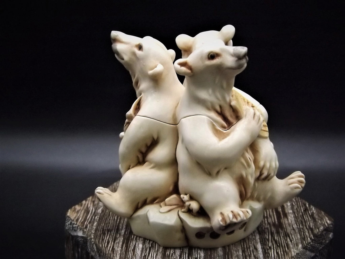 Vintage Harmony Kingdom "Polar Melt" Polar Bears piece Excellent condition with original box and COA. Item RWO8PB Limited Edition 534 pieces