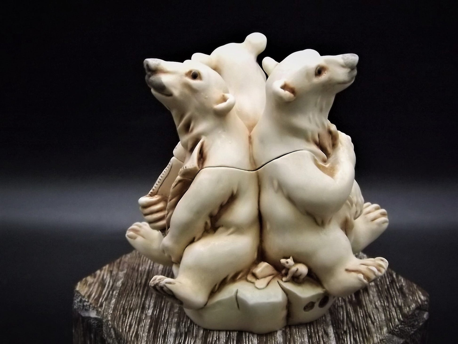 Vintage Harmony Kingdom "Polar Melt" Polar Bears piece Excellent condition with original box and COA. Item RWO8PB Limited Edition 534 pieces