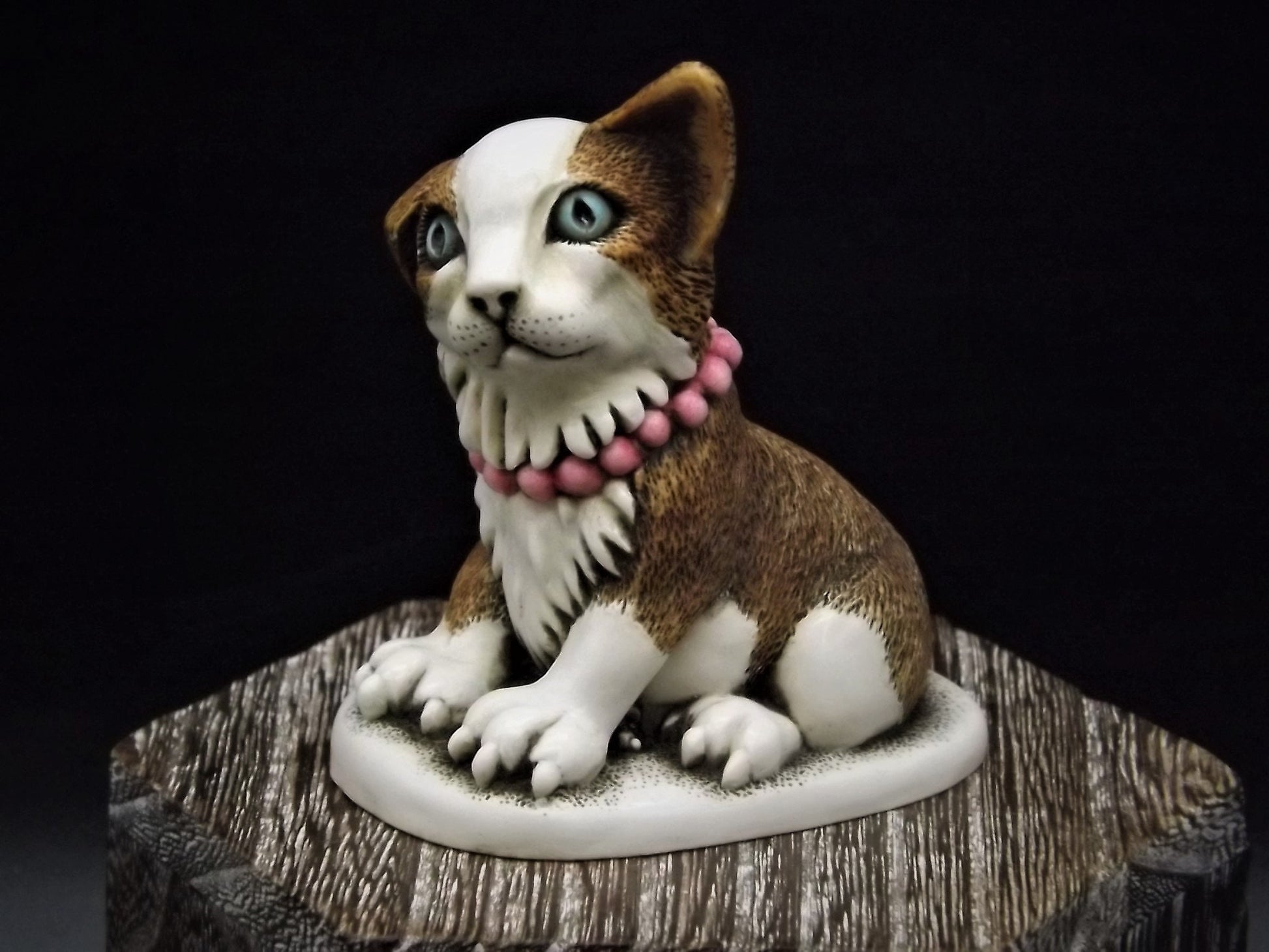 Rare only 450 made! Harmony Kingdom "Pearl" piece Excellent condition with original box. Clair De Lune Cat Convention Gift 2000.