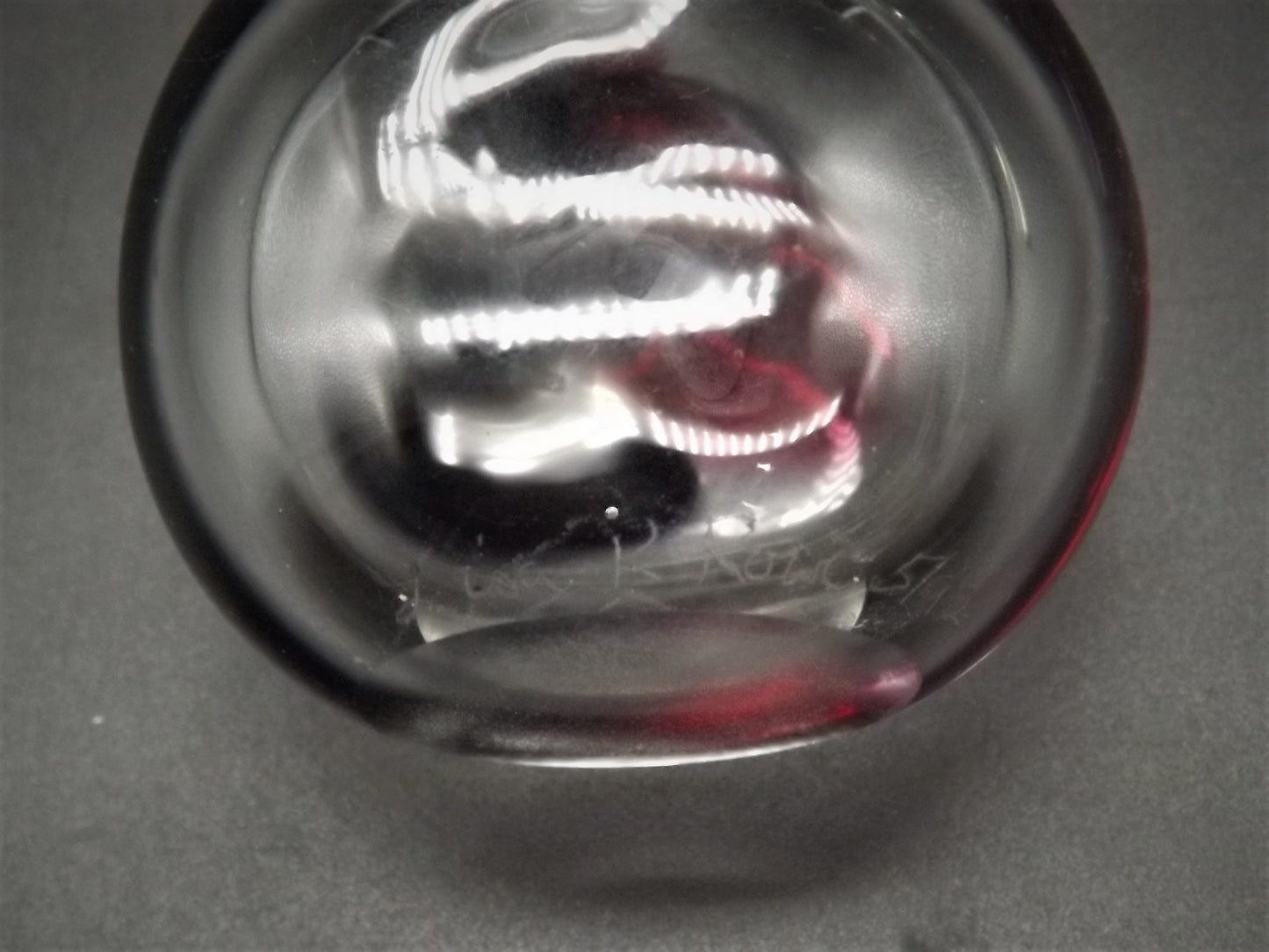 Vintage May of 1992 art glass perfume bottle made by Lisa R. Rowe. This piece is in excellent condition and is signed by the artist!