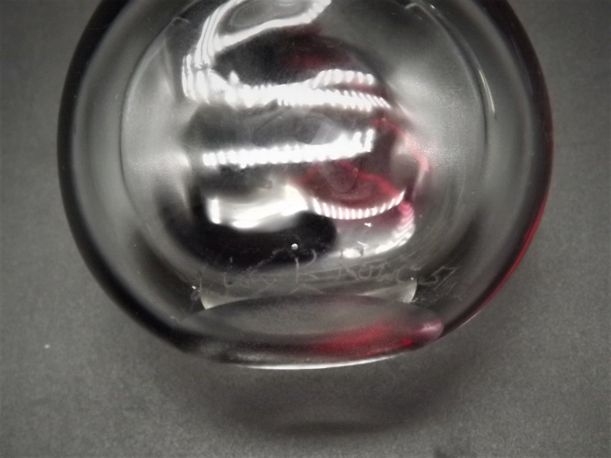 Vintage May of 1992 art glass perfume bottle made by Lisa R. Rowe. This piece is in excellent condition and is signed by the artist!