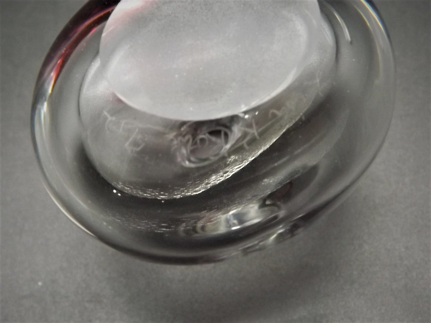 Vintage May of 1992 art glass perfume bottle made by Lisa R. Rowe. This piece is in excellent condition and is signed by the artist!