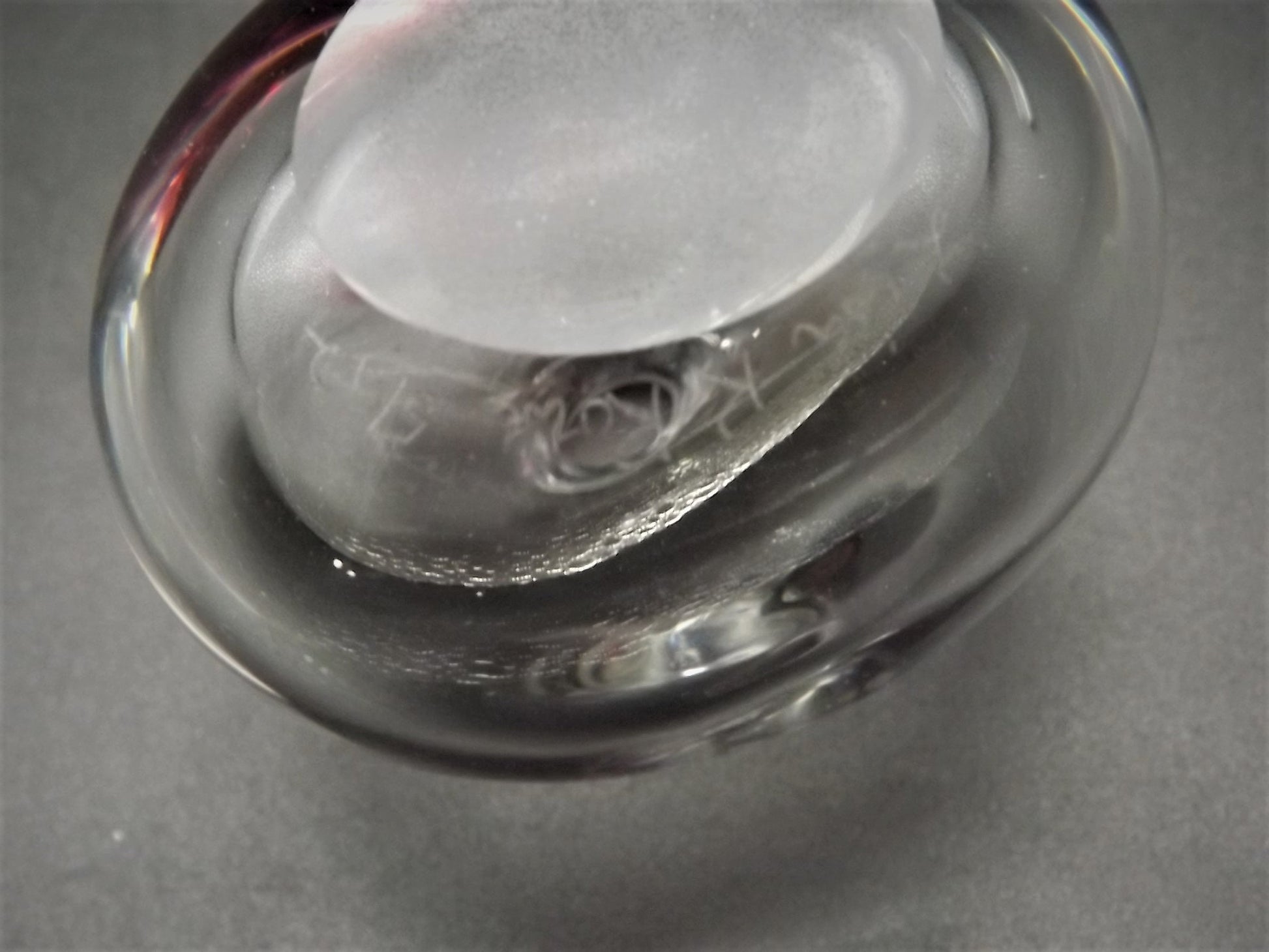 Vintage May of 1992 art glass perfume bottle made by Lisa R. Rowe. This piece is in excellent condition and is signed by the artist!