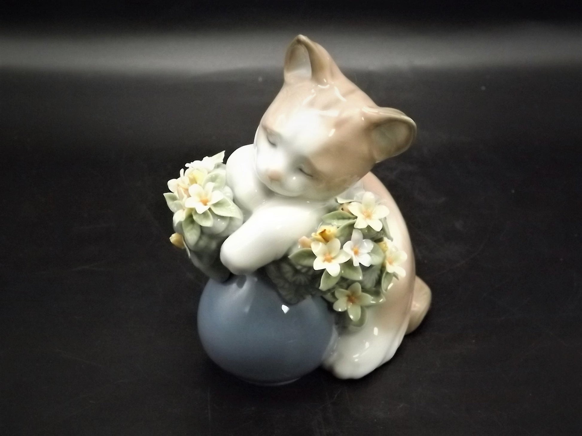 Vintage Lladro Dreamy Kitten Figurine #6567 with Box (Chipped Leaf)