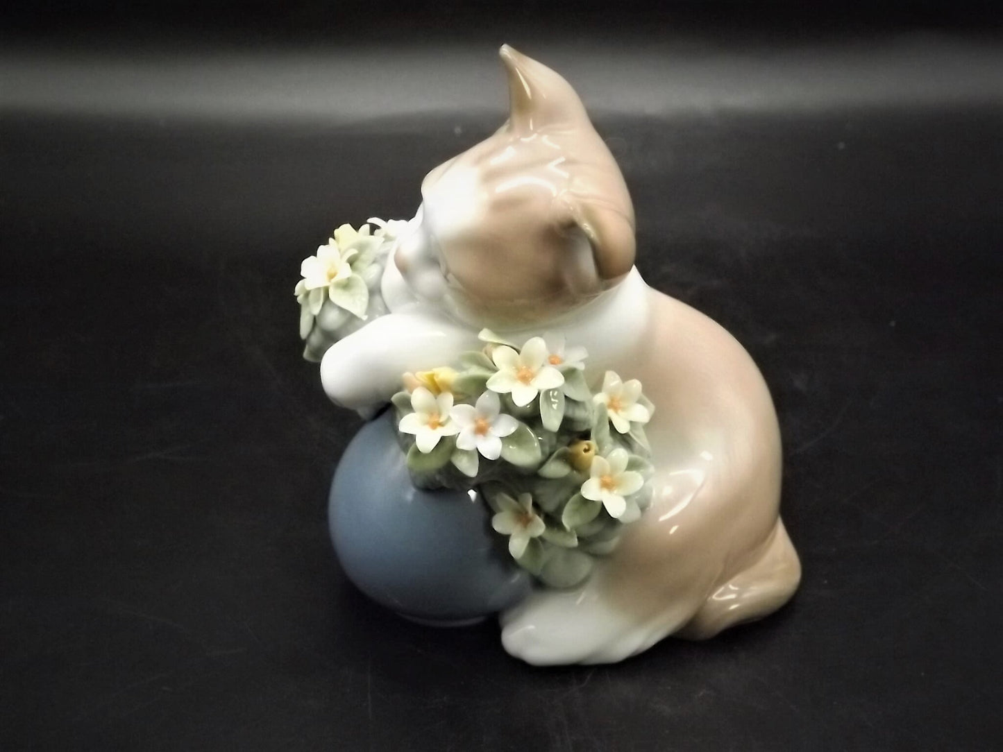 Vintage Lladro Dreamy Kitten Figurine #6567 with Box (Chipped Leaf)