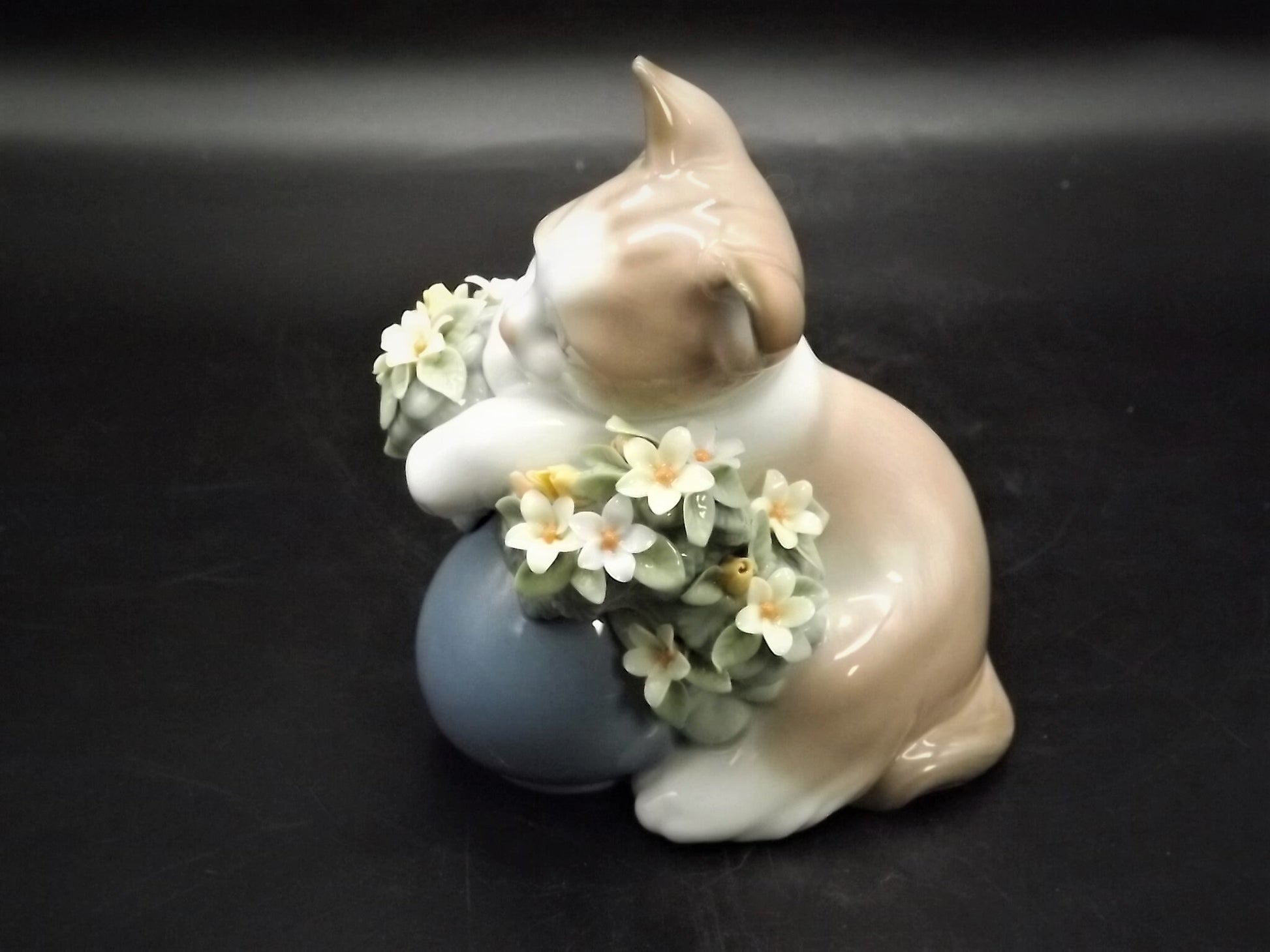 Vintage Lladro Dreamy Kitten Figurine #6567 with Box (Chipped Leaf)