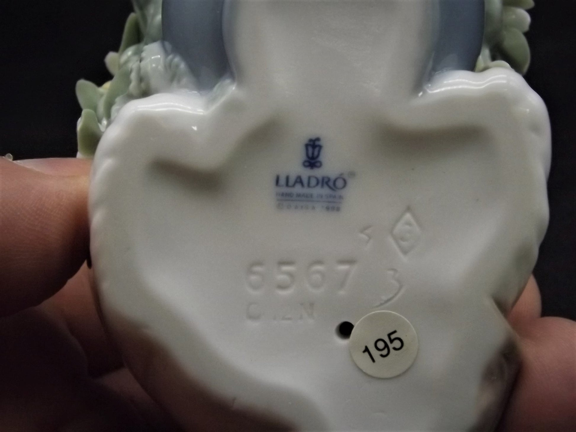 Vintage Lladro Dreamy Kitten Figurine #6567 with Box (Chipped Leaf)